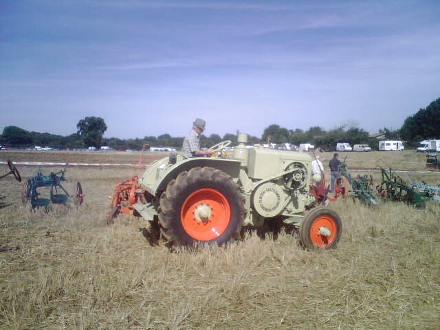 beau tracteur ancien